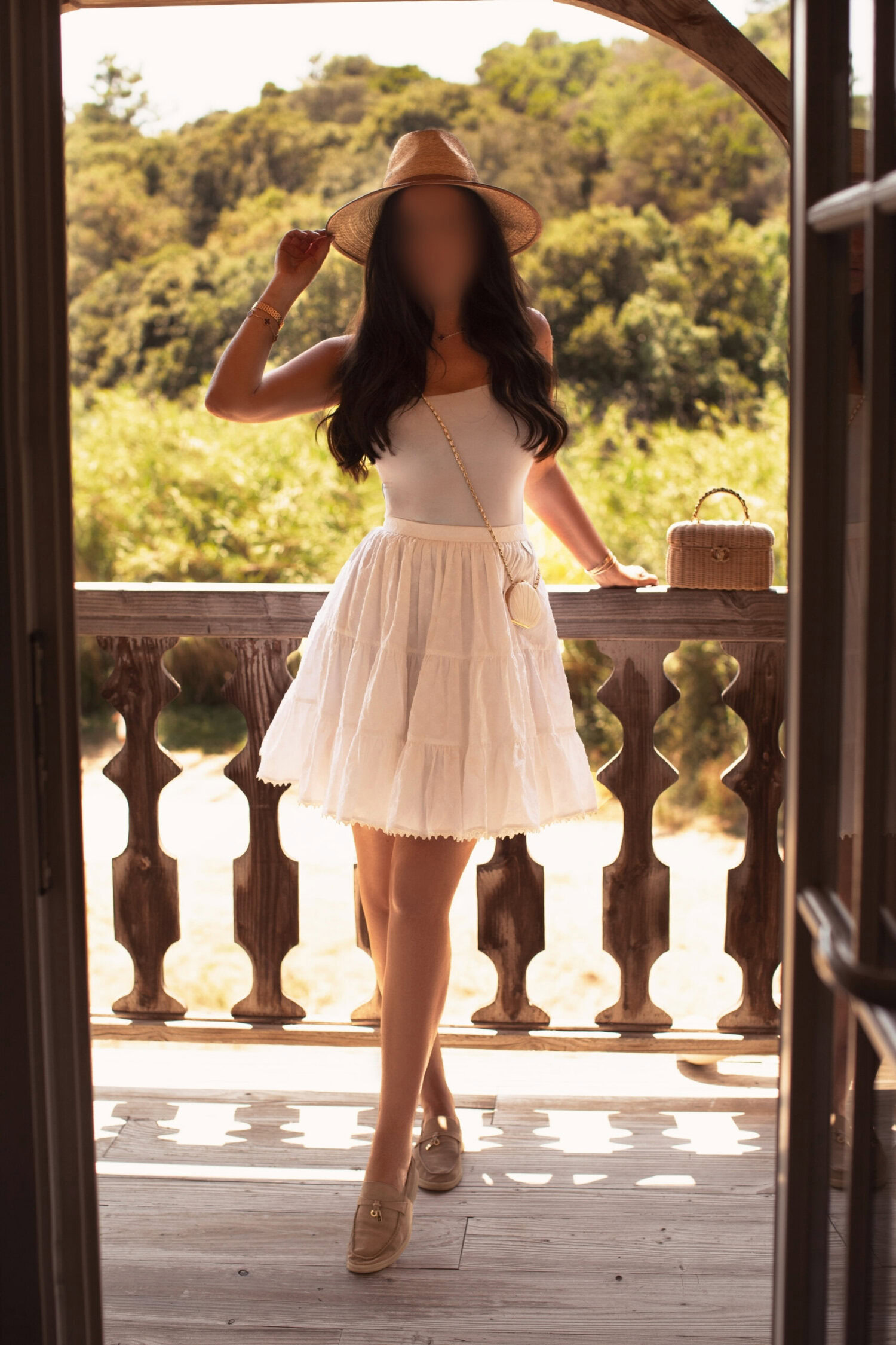 Eve Mae, high class escort in Den Haag, in reiskleding onderweg.