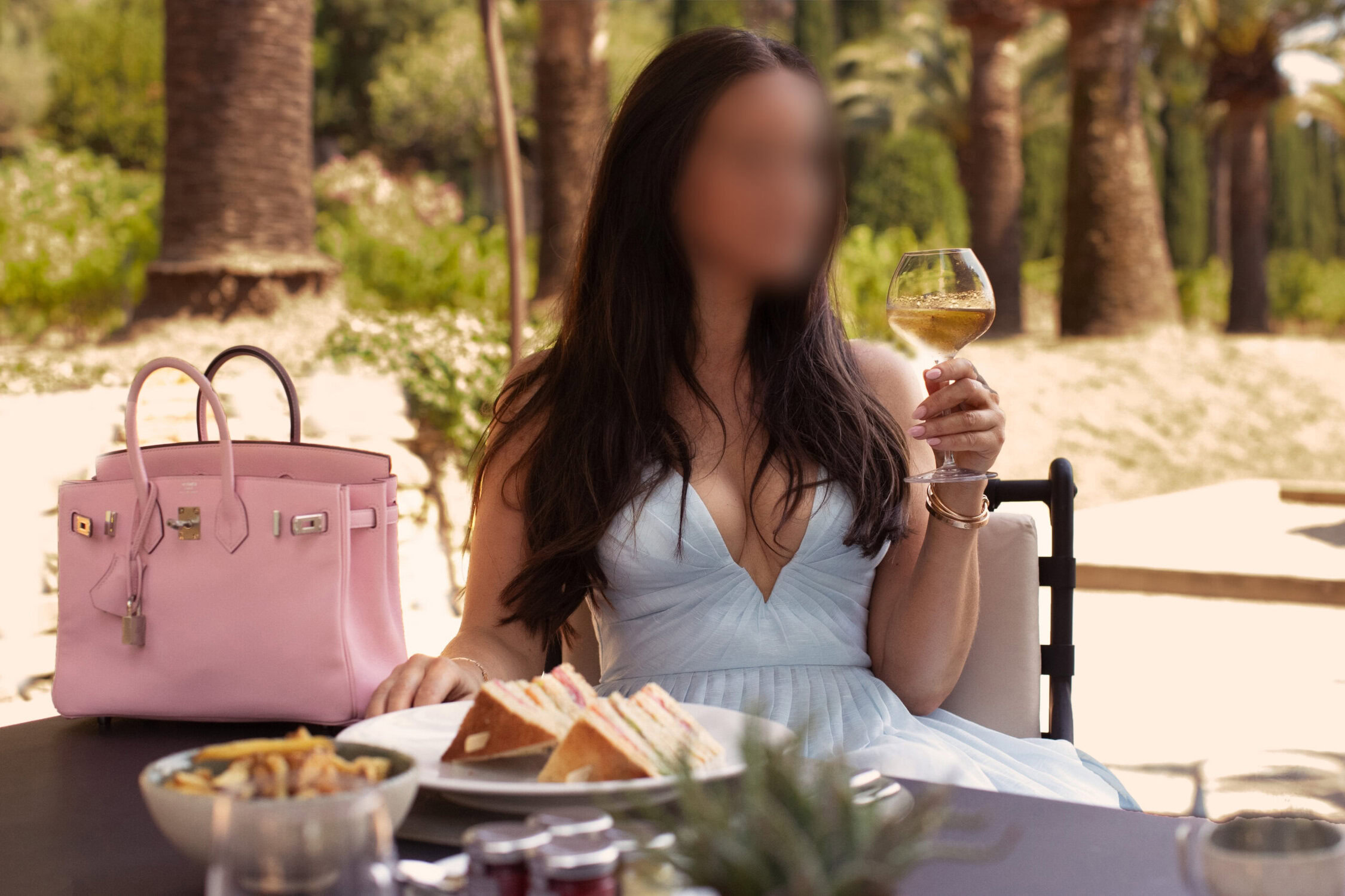 Eve Mae, high class escort in Rotterdam, in avondjurk tijdens een dinner date.