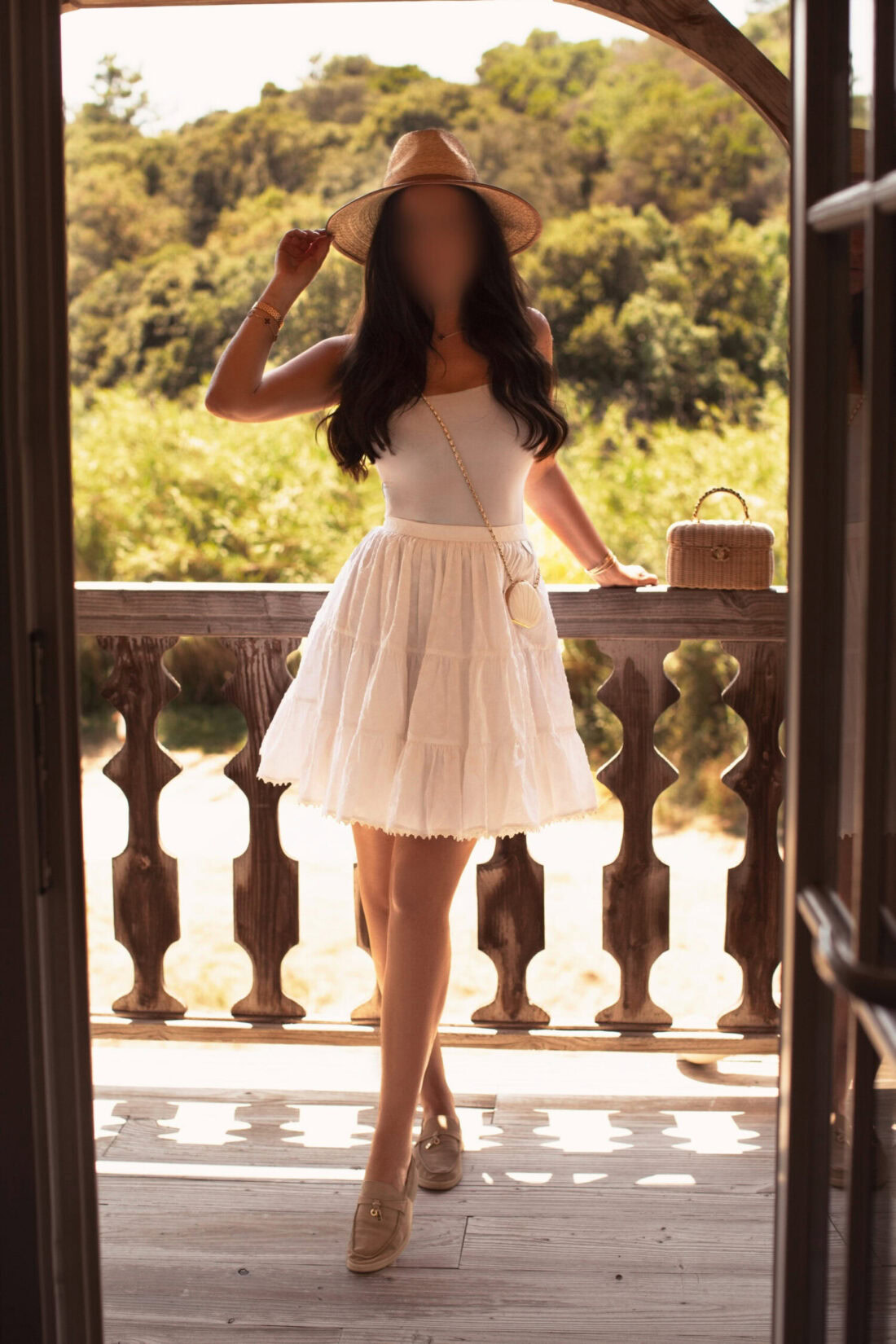 Eve Mae, high class escort in Utrecht, in reiskleding onderweg.